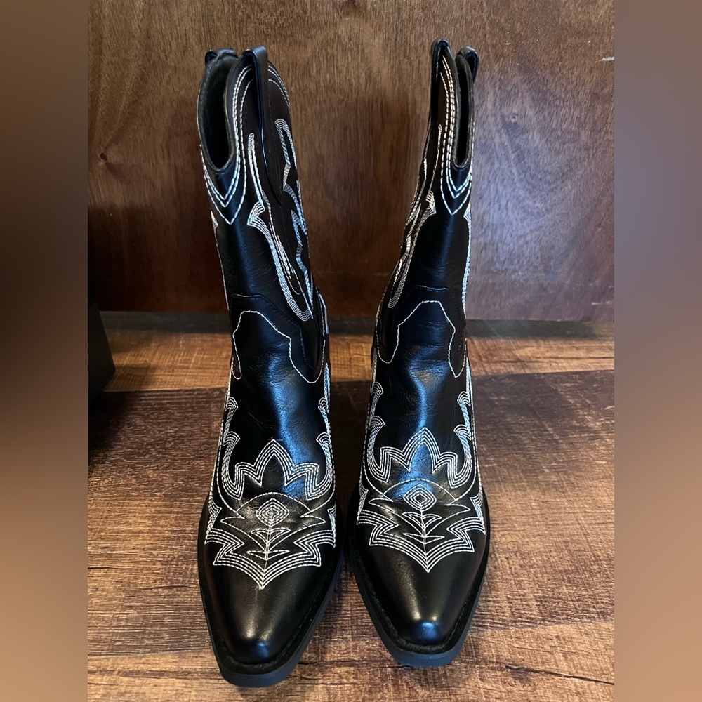 Black Western Cowboy Boots with White Embroidery - Picture 5 of 6